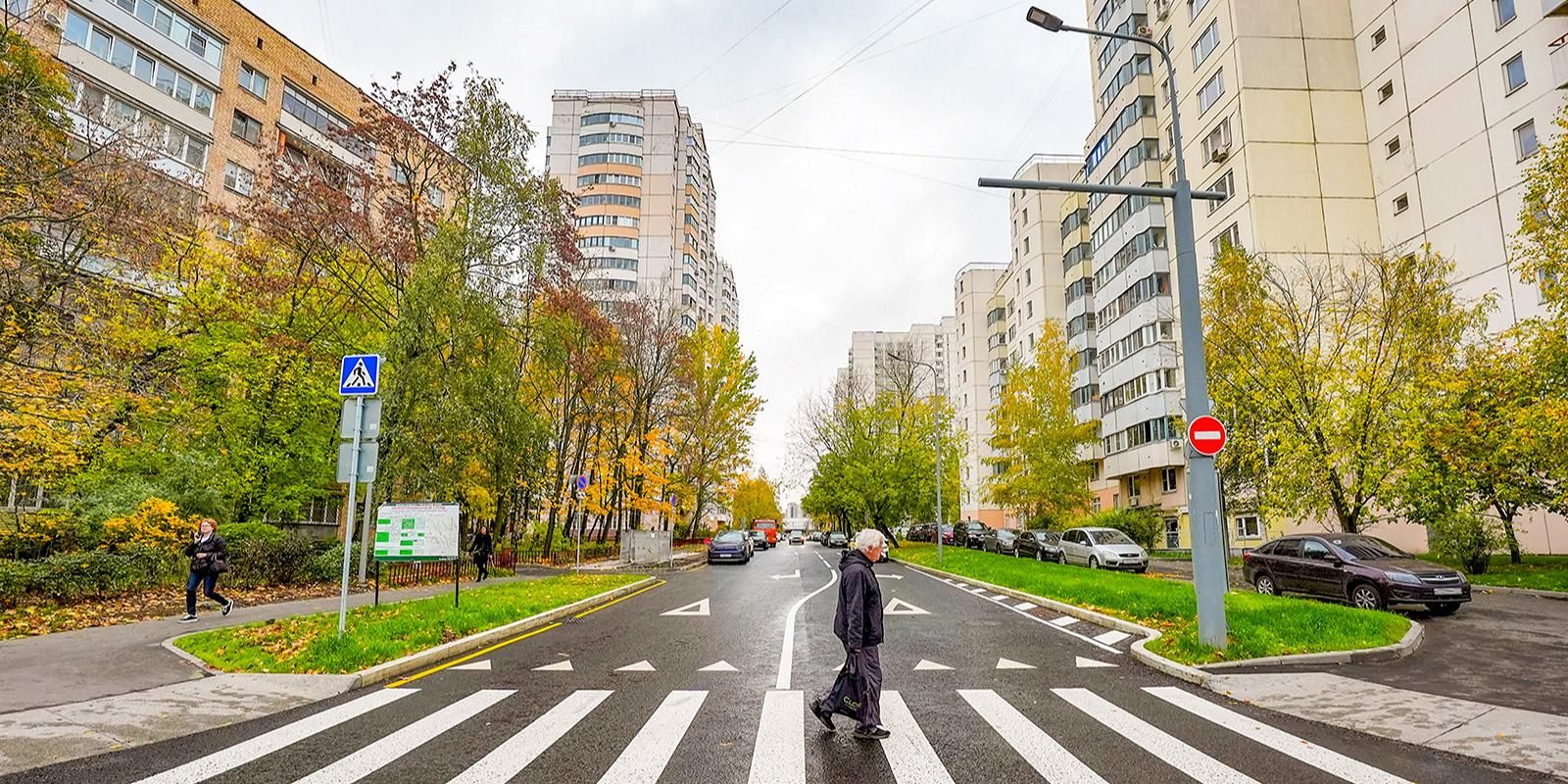 На Тарутинской улице обновили дороги, тротуары и более 6,2 тыс. кв. м газонов