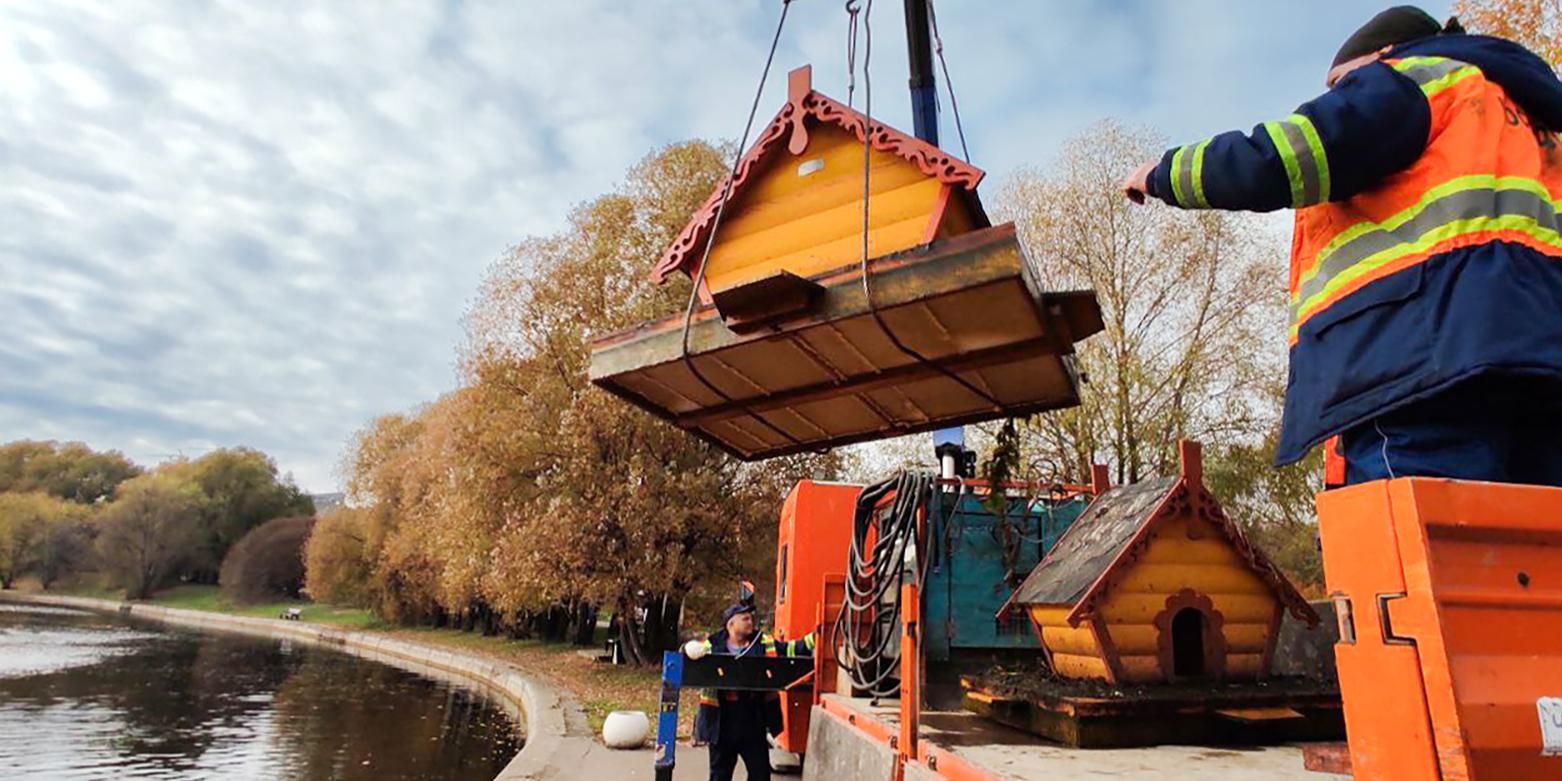 Утиные домики с московских водоемов отправляют на зимнее хранение