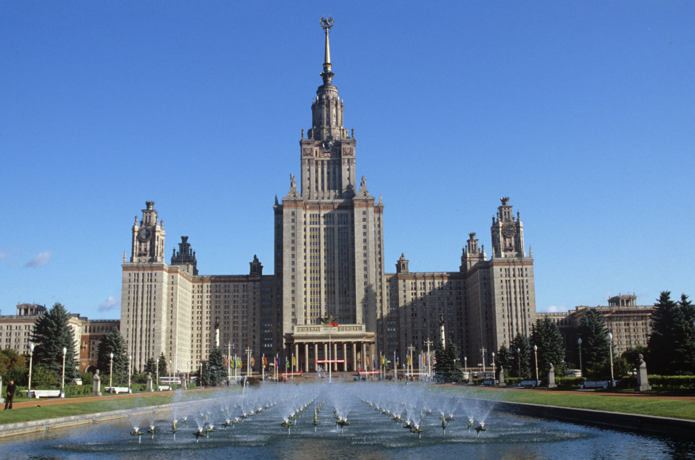 Фасады исторического комплекса МГУ в центре Москвы отреставрировали