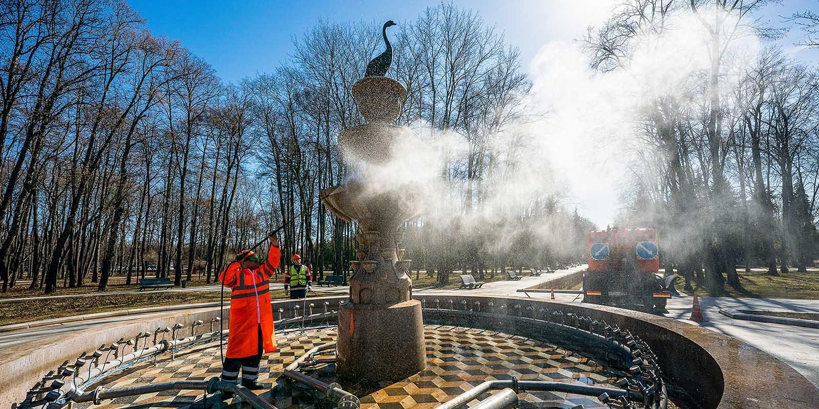Фонтаны с лебедями в парке Северного речного вокзала подготовили к зиме
