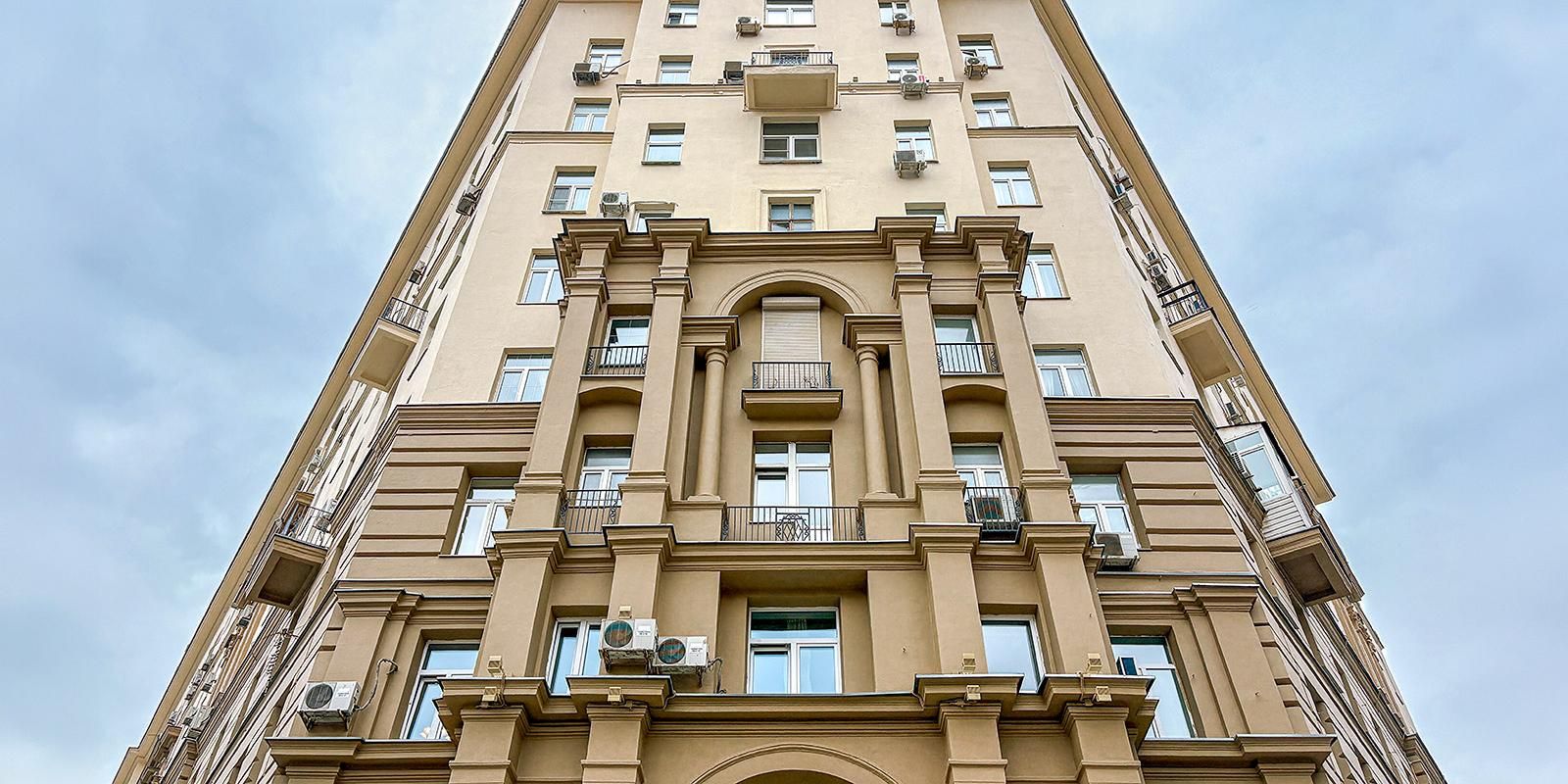 Семь жилых домов с колоннами капитально ремонтируют в Москве
